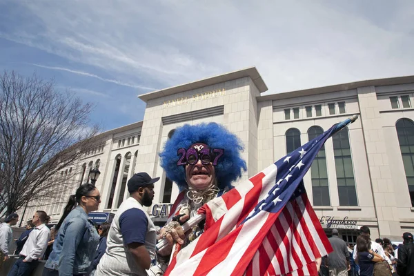 Vlag houden Lenny Love en Yankee fan op de openingsdag Yankee Sta — Stockfoto