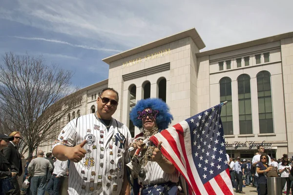 Bandiera con Lenny Love e fan degli Yankee il giorno di apertura Yankee Sta — Foto Stock