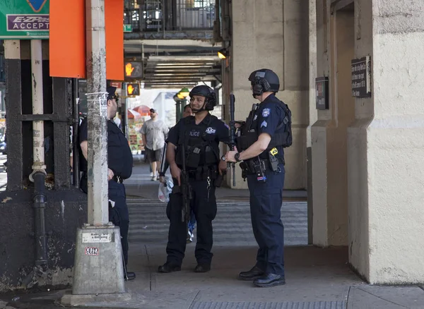 Varios agentes de la oficina antiterrorista de la policía de Nueva York durante la apertura de da — Foto de Stock