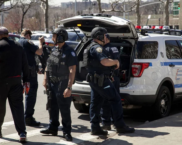 Несколько офицеров контртеррористического бюро полиции Нью-Йорка во время открытия — стоковое фото