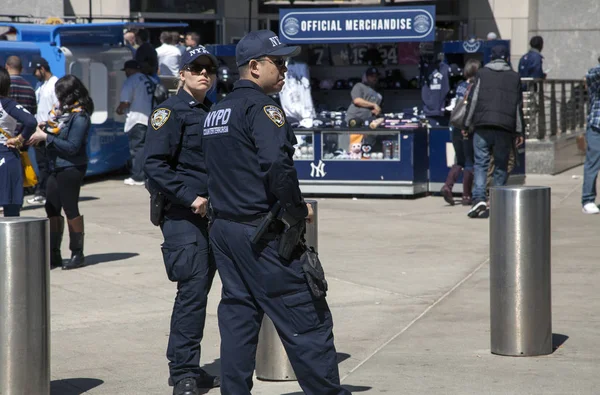 Policía de Nueva York Lucha contra el terrorismo Oficiales de la oficina patrullan Yankee stad — Foto de Stock