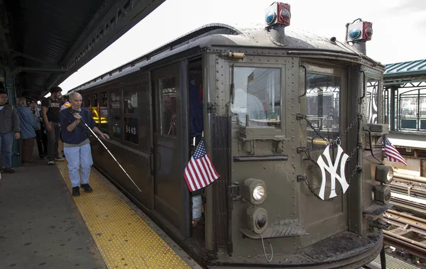 Low Voltage trein bij Yankee Stadium stationi voor het openen van de dag gam Stockafbeelding