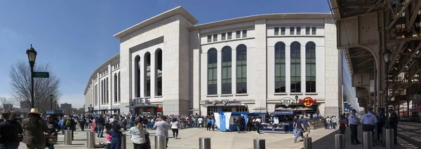 Fuera del Yankee Stadium en el Bronx Nueva York — Foto de Stock