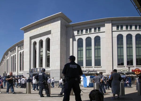 Yankee fans och polisen på öppningsdagen på stadium i Bron — Stockfoto