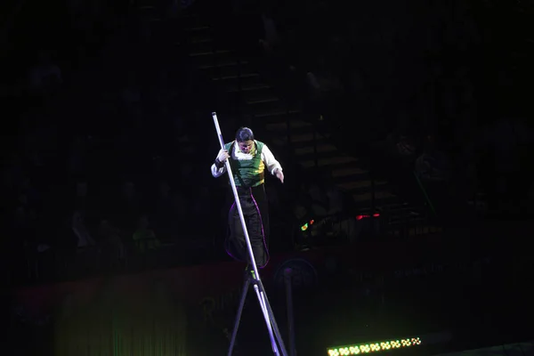 Palhaço de circo executa no fio durante show Ringling Bros em Brook — Fotografia de Stock