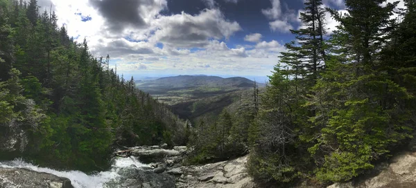 Ammonoosuc 渓谷トレイルを介してマウント ワシントン地域の自然の風景 ストックフォト