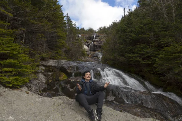 Man in praise looking out from elevation on Mount Washinton via — Stock Photo, Image