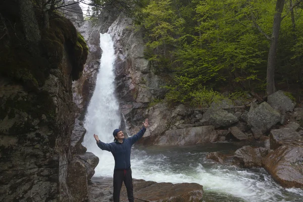 Man Standing in praise in front of Glen Ellis Falls at Pinkham N — Stock Photo, Image