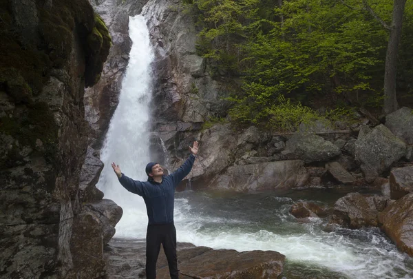 Man Standing in praise in front of Glen Ellis Falls at Pinkham N — Stock Photo, Image