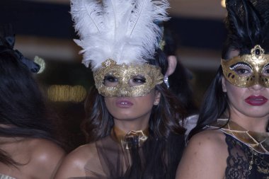 Tekne sırasında poz kadın kapalı defile cruise