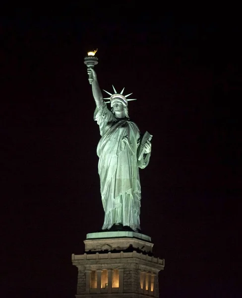 Estatua de la libertad en la noche — Foto de Stock