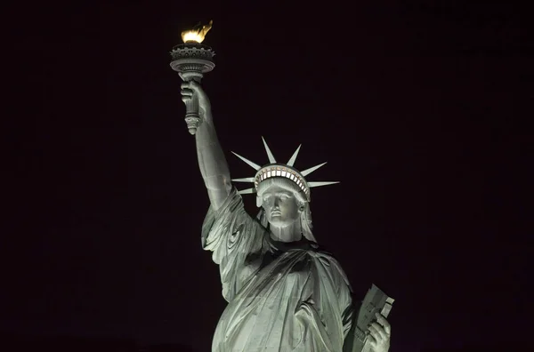 Статуя Свободы ночью в гавани Нью-Йорка США . — стоковое фото