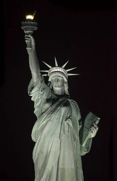Статуя Свободы ночью Лицензионные Стоковые Изображения