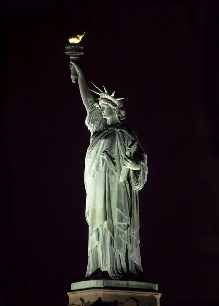 Статуя Свободы ночью Стоковое Изображение