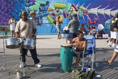 Erkekler playig vurmalı çalgılar Coney Island boardwalk b üzerinde