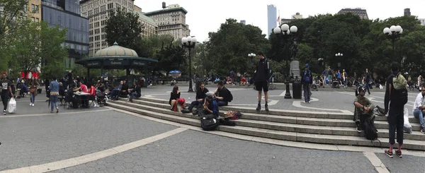 Wide shot of People along Union Square and 14th street NYC — Stock Photo, Image