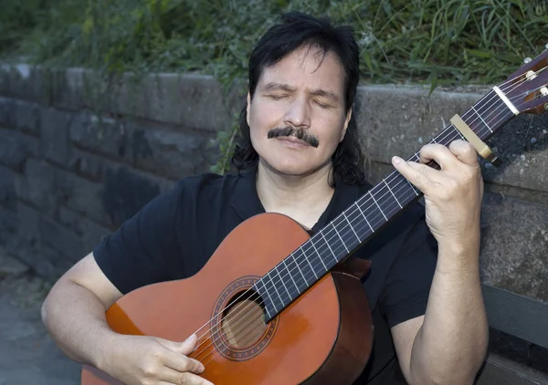 İspanyol dostum oynarken akustik gitar açık havada — Stok fotoğraf