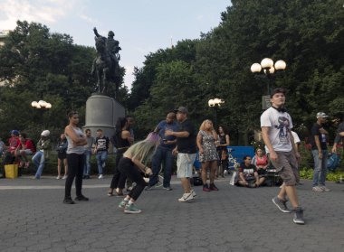 George Washington Birliği Squi heykelinin önünde dans insanlar