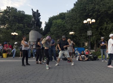 George Washington Birliği Squi heykelinin önünde dans insanlar