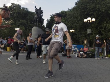 George Washington Birliği Squi heykelinin önünde dans insanlar