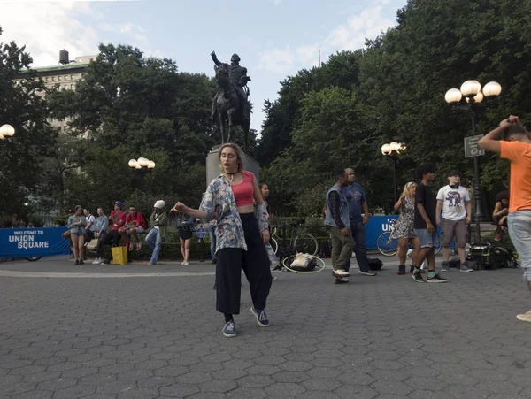 Kobieta tańczy przed George Washington posąg w Unii p — Zdjęcie stockowe