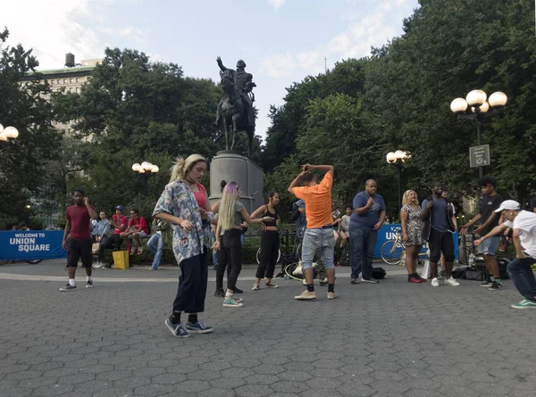 Mensen dansen voor George Washington standbeeld in Unie Squ — Stockfoto