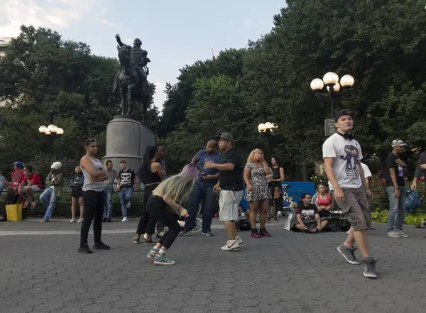 Mensen dansen voor George Washington standbeeld in Unie Squ — Stockfoto