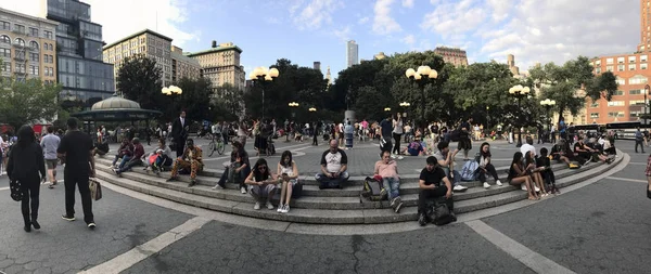 Szeroki strzał ludzi wzdłuż placu Union Square i 14th street w Nowym Jorku — Zdjęcie stockowe