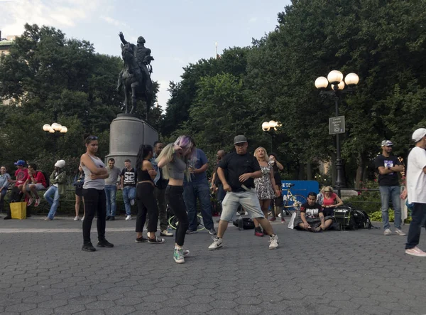 George Washington Birliği Squi heykelinin önünde dans insanlar