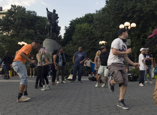 Ludzie tańczą przed George Washington posąg w Unii Squ — Zdjęcie stockowe