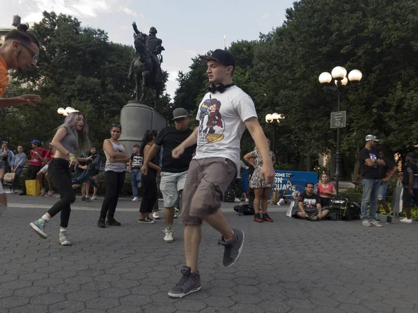 George Washington Birliği Squi heykelinin önünde dans insanlar