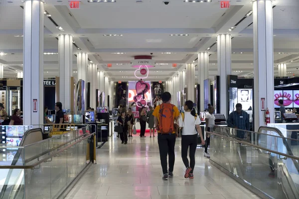 Dentro de los grandes almacenes Macy 's en Nueva York — Foto de Stock