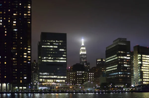 Vista dos edifícios de Manhattan à noite de Queens NY — Fotografia de Stock