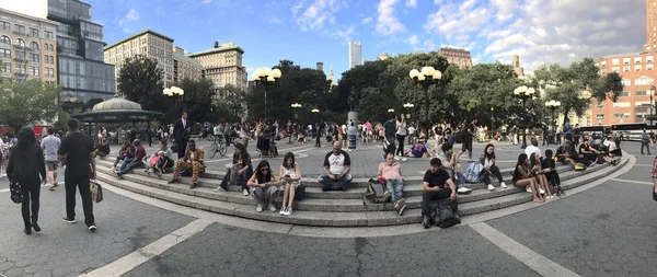 Szeroki strzał ludzi wzdłuż placu Union Square i 14th street w Nowym Jorku Zdjęcia Stockowe bez tantiem