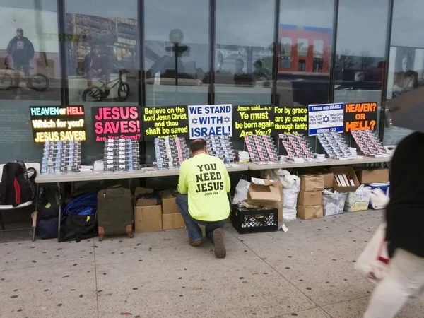Homem montando mesa com panfletos cristãos para distribuir no — Fotografia de Stock