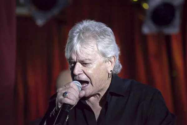 Lead singer Russell Hitchcock of Air Supply performs at B.B. Kin — Stock Photo, Image