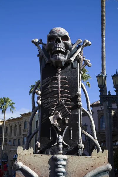 Skeleton pedestal at Rodeo Drive Universal Studios Orlando Flori — Stock Photo, Image