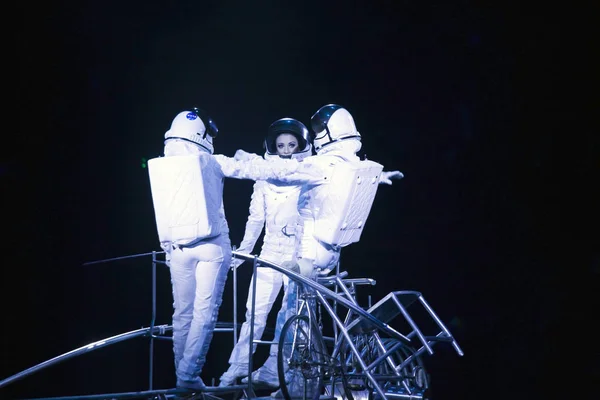 Astronaut gekleed artiesten evenwicht Simet wiel tijdens Ringling — Stockfoto