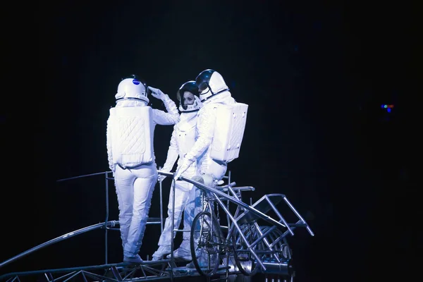 Űrhajós öltözött előadók egyensúly Simet kerék Ringling során — Stock Fotó