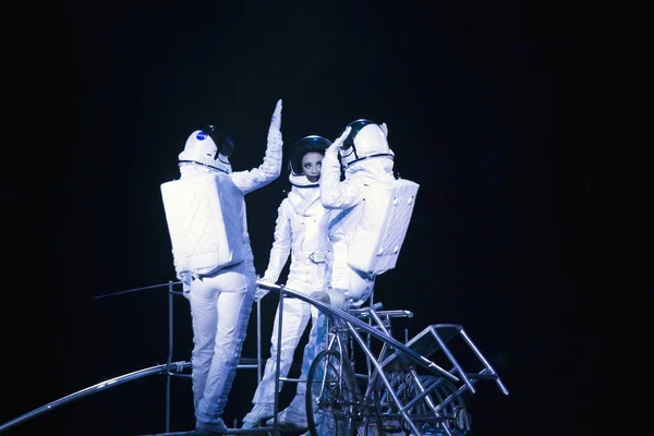 Astronauta vestido performers equilíbrio Simet Wheel durante Ringling — Fotografia de Stock