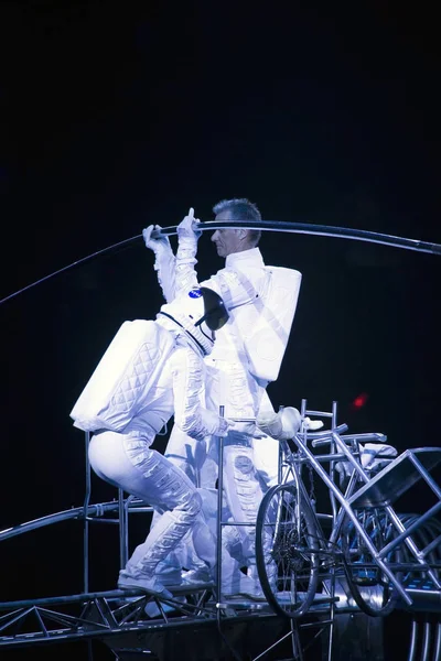 Astronaute habillé performers équilibre roue Simet pendant le annelage — Photo