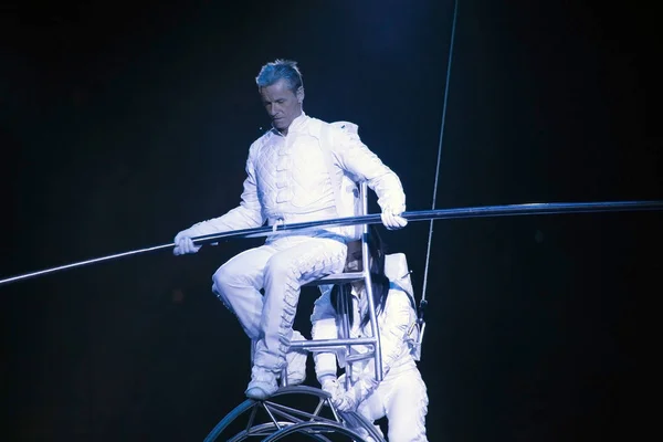 Astronauta vestido performers equilíbrio Simet Wheel durante Ringling — Fotografia de Stock