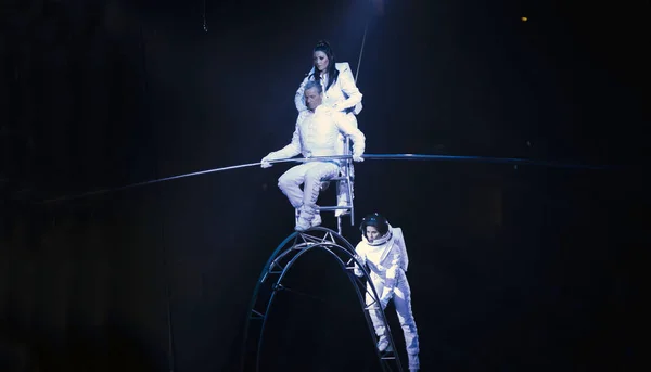 宇宙飛行士は、リングリング サーカスの中に実行者バランス Simet ホイールを服を着てください。 — ストック写真