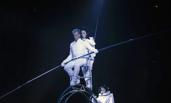 Astronauta vestido performers equilíbrio Simet Wheel durante Ringling — Fotografia de Stock