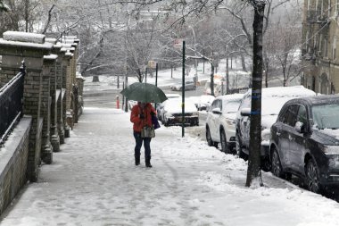 Kadın kar sonbahar Bronx New York kadar yürüyüş sırasında şemsiye tutan 