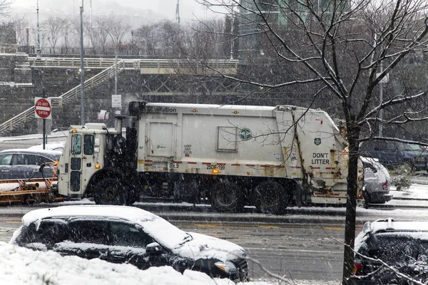 Camión de remoción de nieve estacionado durante tormenta de nieve en el Bronx New Yor — Foto de Stock