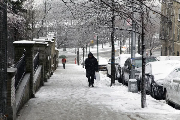 Człowiek idzie w górę podczas upadku śniegu w Bronx, Nowy Jork — Zdjęcie stockowe