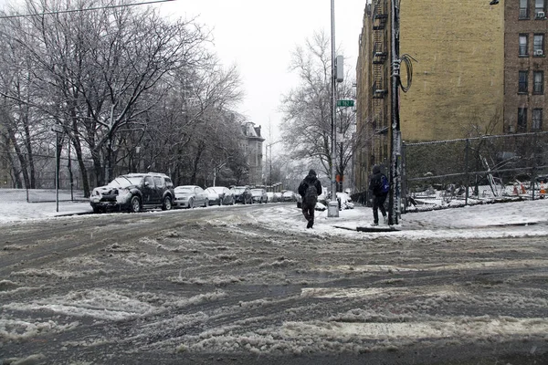 Rua local durante tempestade de neve no Bronx 162nd New York — Fotografia de Stock