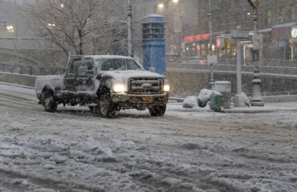 Kierowca jeździ pojazdu w burzy śnieżnej na Bronx New York street — Zdjęcie stockowe