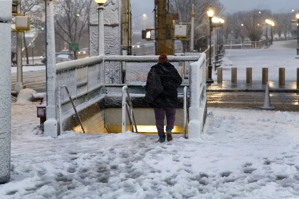 Kobieta schodzi do stacji metra podczas burzy śnieżnej i — Zdjęcie stockowe